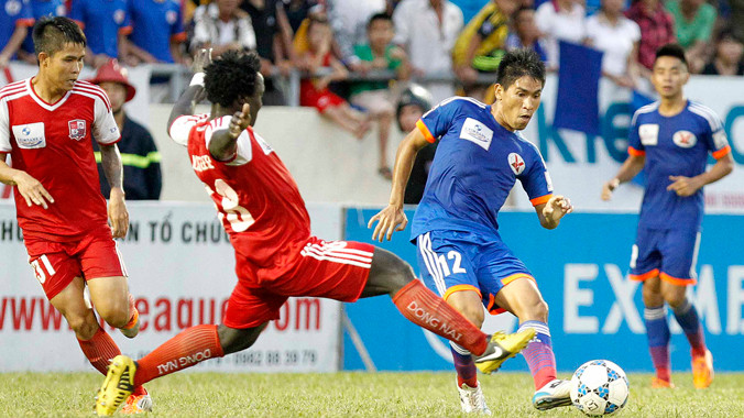 Mặc dù 6 cầu thủ Đồng Nai đã bị bắt vì dàn xếp tỷ số trận đấu nhưng cuộc đối đầu giữa Than Quảng Ninh và Đồng Nai cuối tuần qua vẫn để lại nhiều dấu hỏi. Ảnh: VSI