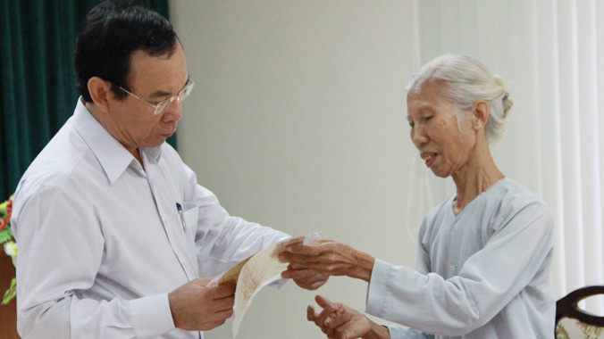 Bộ trưởng, Chủ nhiệm VPCP Nguyễn Văn Nên tiếp nhận đơn thư của bà Nguyễn Thị Bé (Hà Nội). Ảnh: C.K