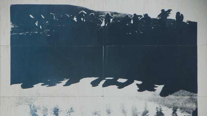 Bức ảnh in trên sứ các cô gái TNXP Ngã Ba Đồng Lộc của Văn Sắc 