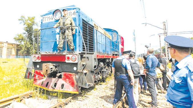 Đoàn tàu chở thi thể các nạn nhân. Ảnh: Itar-Tass