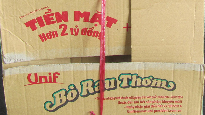 Thùng mì gói ông Ẩn mua có quảng cáo chương trình khuyến mãi 