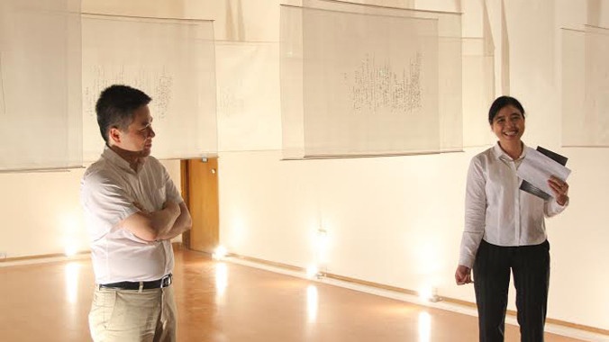 Ly Hoàng Ly và GS Ngô Bảo Châu cùng giới thiệu Phẳng chung thủy với công chúng. Ảnh: N.M.Hà 