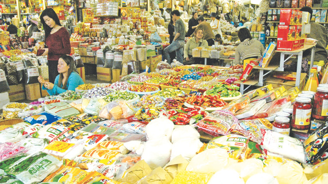 Hàng hóa không rõ nguồn gốc vẫn được bày bán trong chợ Đồng Xuân. Ảnh: Hồng Vĩnh