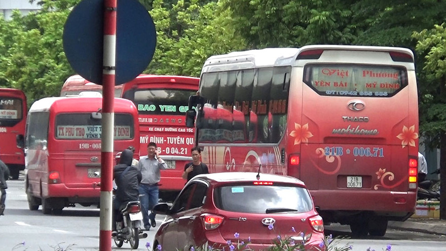 Nhức nhối 'xe rùa bò' vòng vèo bắt khách trước cổng bến xe Mỹ Đình