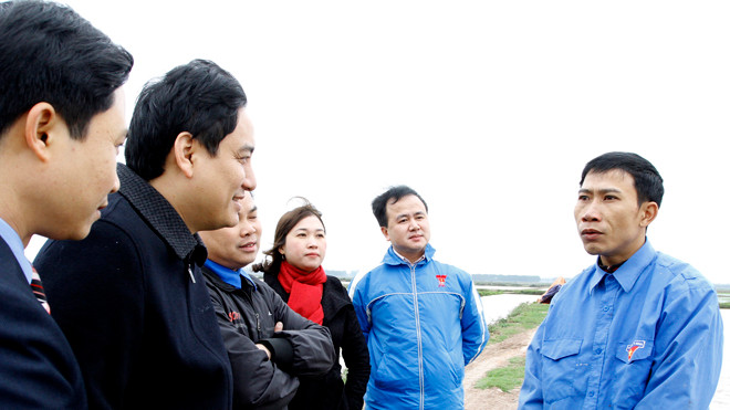 Bí thư thứ nhất T.Ư Đoàn Nguyễn Đắc Vinh trao đổi với Bí thư Đoàn xã Hồng Tiến Nguyễn Văn Hùng, ông chủ của hai trang trại VAC