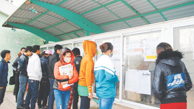 Người lao động tìm kiếm thông tin việc làm tại KCN Bắc Thăng Long, Đông Anh, Hà Nội sáng ngày 10/2. Ảnh: Thanh Hùng