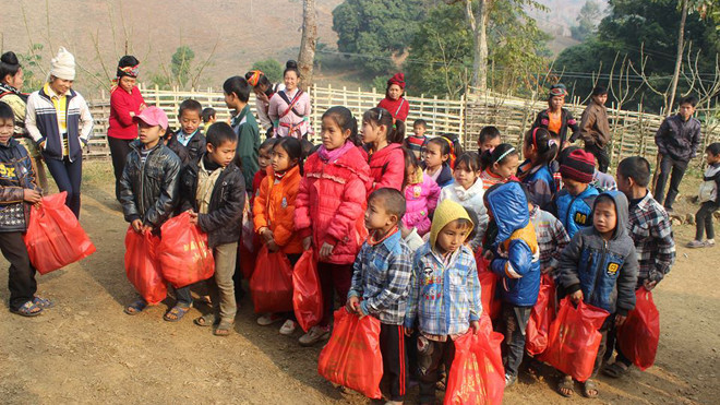 Những em học sinh trường tiểu học Tà Hộc vui mừng nhận quà tết