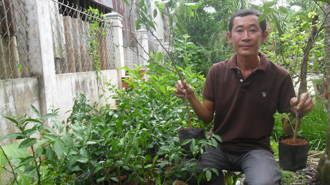 Anh Lê Ngọc Khương bên cạnh vườn ươm chanh không hạt