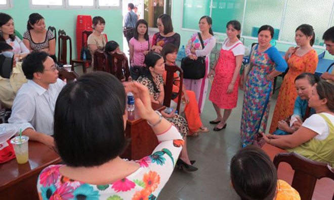 Các thầy cô giáo bức xúc khi hay tin trường bị giải thể.