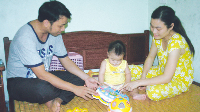  Vợ chồng thầy giáo Nghiêm Đình Đạt một tháng nữa không biết nuôi con bằng nguồn thu nhập nào.