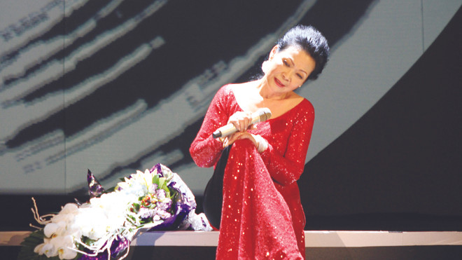 Khánh Ly lần đầu trình diễn tại sân khấu Trung tâm Hội nghị Quốc gia. Ảnh: N.M.Hà