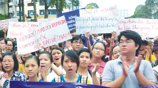 Thanh niên TPHCM xuống đường tuần hành do Hội Luật gia TP tổ chức, phản đối Trung Quốc đặt giàn khoan trái phép trên vùng biển Việt Nam. Ảnh: HUY THỊNH