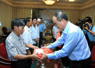 Ông Nguyễn Thiện Nhân thăm hỏi các chiến sĩ trong vụ máy bay rơi