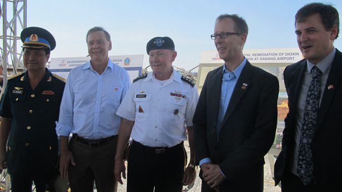 Tướng Demse thăm dự án xử lý điôxin tại sân bay Đà Nẵng. Ảnh: Nam Cường