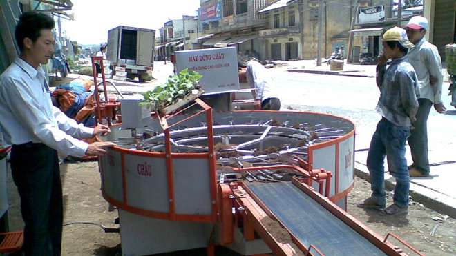Anh Chương bên chiếc máy đóng đất vào chậu