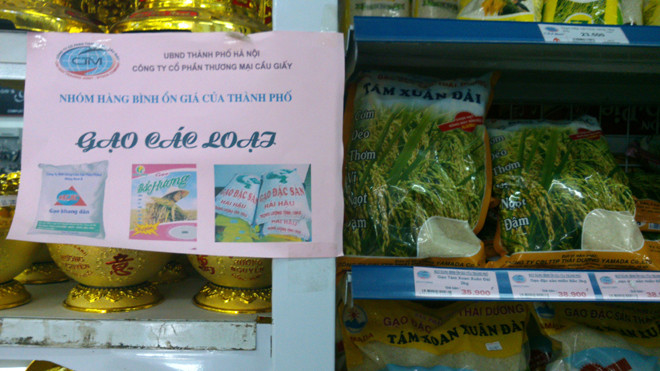 Trong khi TPHCM đã “cai” được “sữa ngân sách”, Hà Nội vẫn dựa dẫm để bình ổn giá (Một quầy bình ổn giá ở Hà Nội).Ảnh: Thanh Hùng