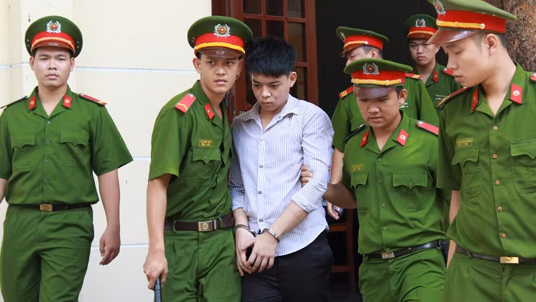 Đạt bị giải đi sau phiên tòa
