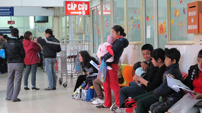 Bệnh nhi đợi tới lượt khám tại BV Nhi T.Ư. Ảnh: T.Hà