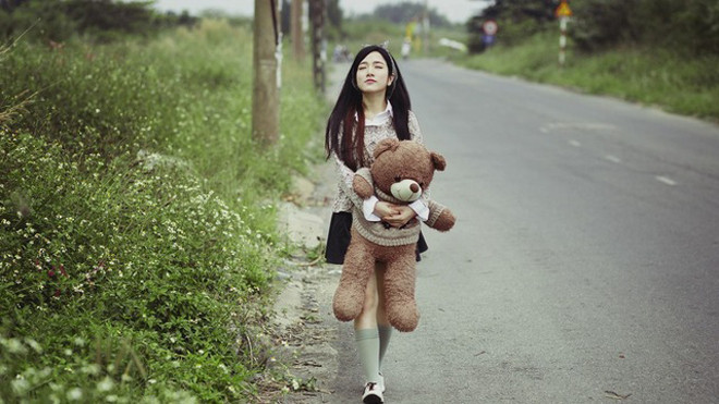 Sốt với bộ ảnh cô gái xinh đẹp FA ôm... gấu đi chơi
