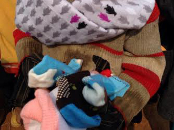 Em bé vùng cao nhận quà chương trình “Tất 1 chiếc”