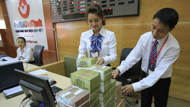 Nhân viên ngân hàng “mơ” về thưởng tết. Ảnh: Như Ý