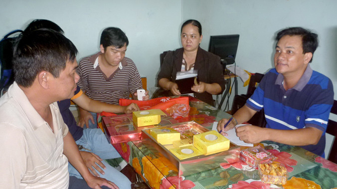 Xem xét nhân bánh trung thu Minh Tâm tại Đội Quản lý thị trường số 1, chiều 16/8. Ảnh: Đức Thịnh