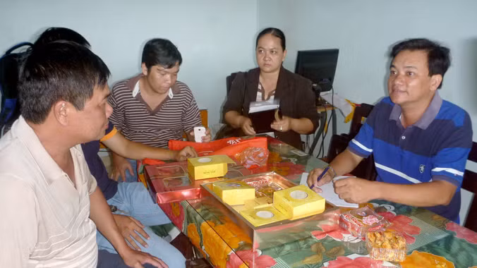Xem xét nhân bánh trung thu Minh Tâm tại Đội Quản lý thị trường số 1, chiều 16/8. Ảnh: Đức Thịnh