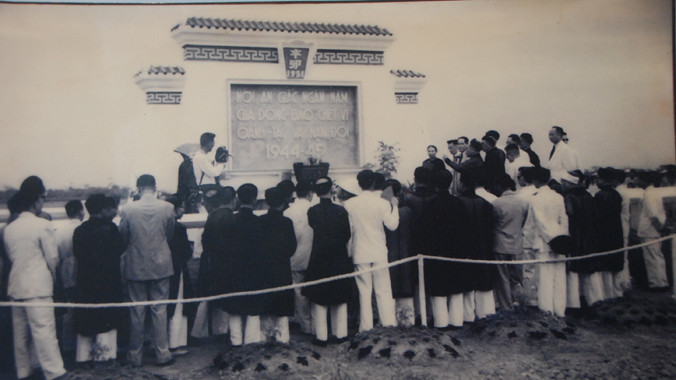 Trước nhà bia năm 1951. Ảnh: Võ An Ninh