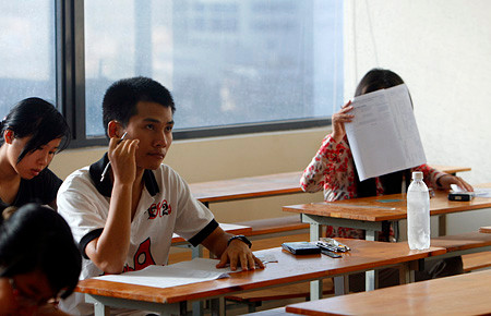 Thi xong, thí sinh lại hồi hộp chờ kết quả báo điểm từ các trường. 