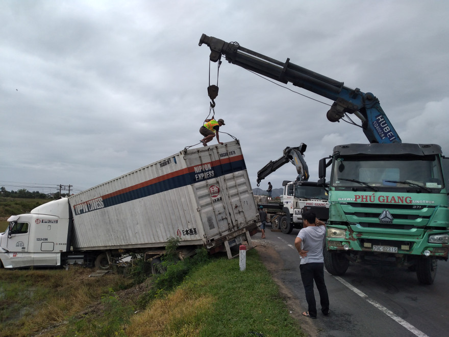 Xe tải và container liên tiếp lao xuống ruộng lúa vì gió bão
