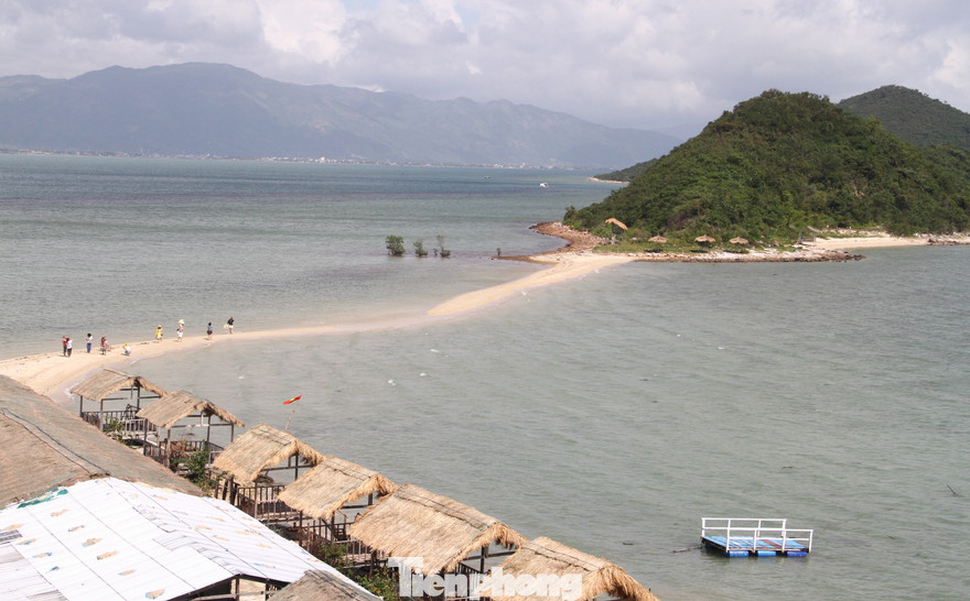 Độc đáo con đường giữa biển Khánh Hoà