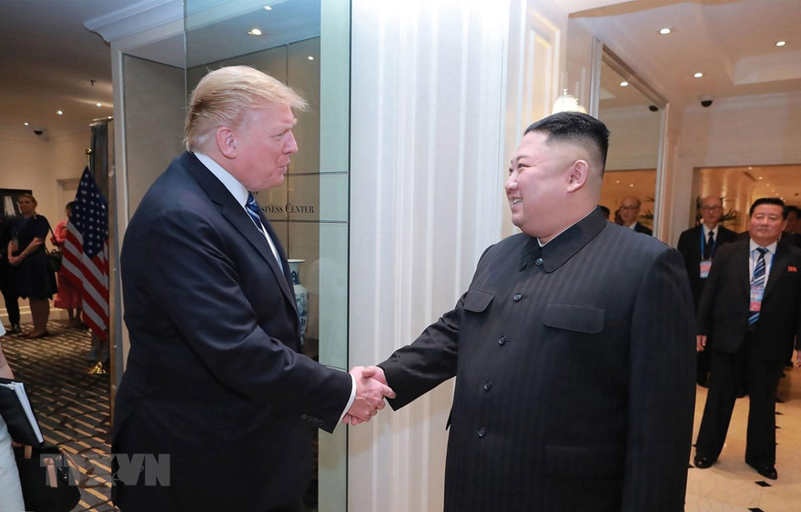 Chủ tịch Triều Tiên Kim Jong-un (phải) và Tổng thống Mỹ Donald Trump tại Hội nghị thượng đỉnh Mỹ-Triều lần thứ hai ở Hà Nội, ngày 28/2. (Nguồn: AFP/TTXVN)