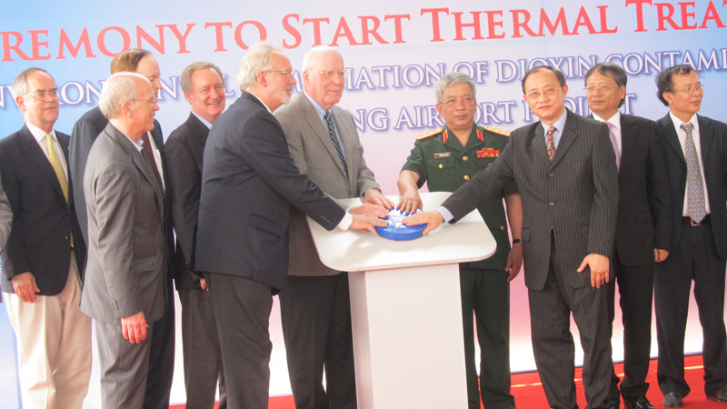 Ấn nút khởi động xử lý nhiệt