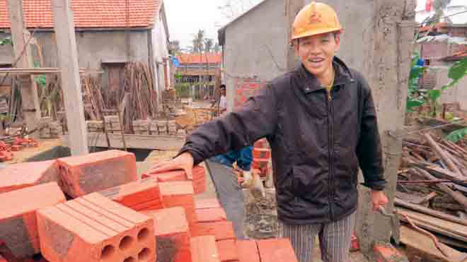 Anh Hợi đang xây lại ngôi nhà của mình và hài hước: mặc áo vợ hóa ra lại hay, giờ nhận được toàn áo quần đẹp