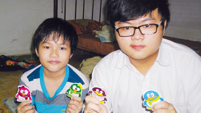 Nhiều trẻ em vẫn vô tư chơi loại đồ chơi độc hại này. Ảnh: pv