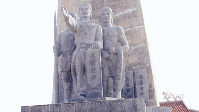 Tượng đài hùng binh Hoàng Sa trên đảo Lý Sơn. Ảnh: nam cường