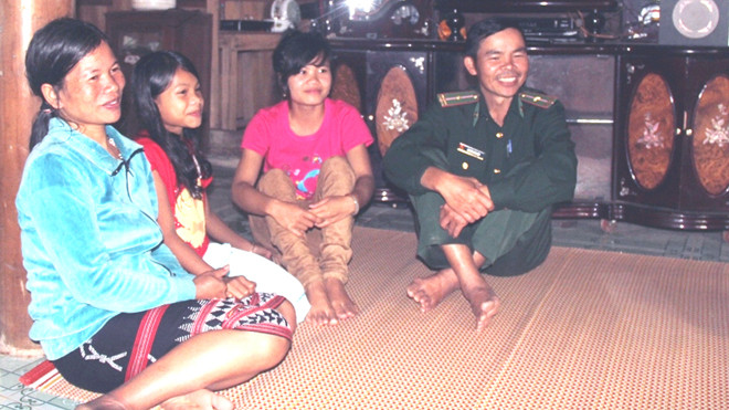 Chị Bhnước Thị Hằng và con gái A Lăng Họ gọi anh Hiệp là người cha thứ hai. Ảnh: H. Văn