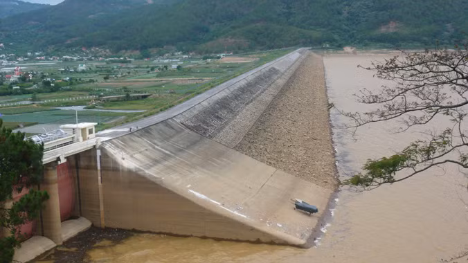 Bão số 3 để lại hậu quả nghiêm trọng nhưng các sự cố điện cơ bản đã được khắc phục xong để cấp điện ổn định cho khách hàng. Ảnh: N.P.C