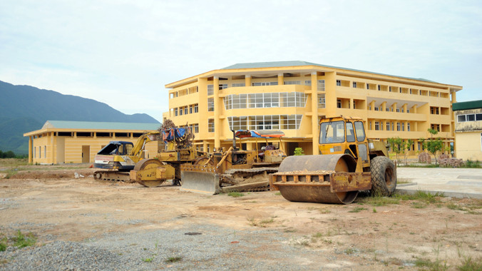 Công trình gần 200 tỷ đồng đang phơi mưa, phơi nắng với hơn 100 học sinh theo học