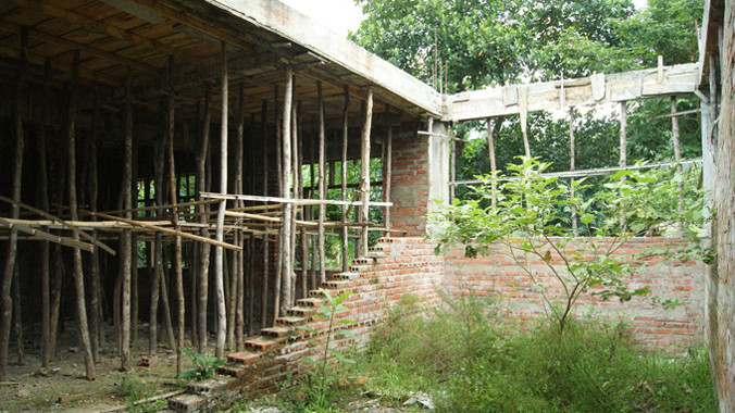 Công trình trường học tiền tỷ bị hoang hóa, trong lúc học sinh đang phải học trong những căn phòng tạm bợ	