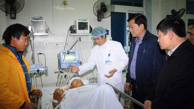 Bộ trưởng Đinh La Thăng thăm hỏi nạn nhân vụ lật cầu