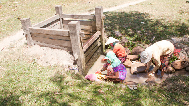 Giếng Chăm làng Thành Tín - Ninh Thuận hiện còn sử dụng, là loại giếng được người Chăm khai thác bán nước ngọt cho các tàu viễn dương