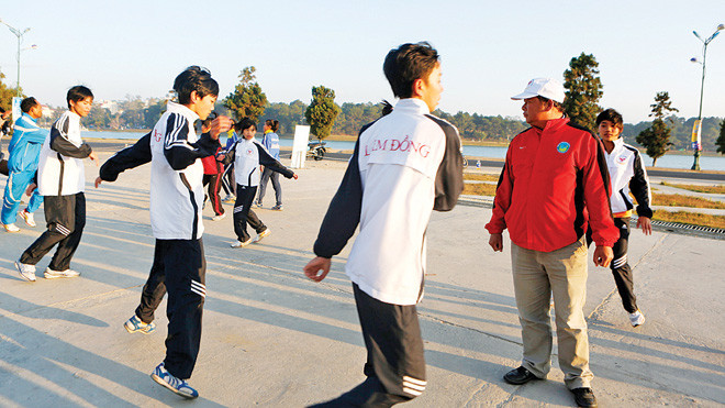Các VĐV Lâm Đồng khởi động chuẩn bị cho buổi tập