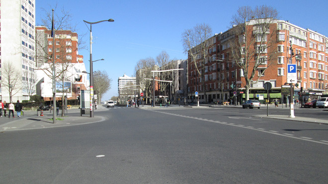 Trời nắng đẹp, Paris vắng ngắt xe cộ