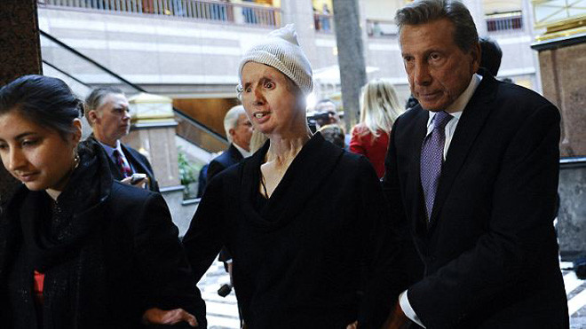 Bị tinh tinh tấn công mù mắt, cụt 2 tay, kiện chính phủ