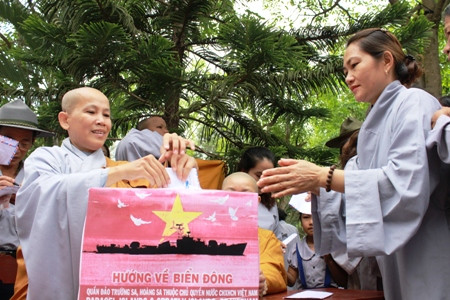 Quyên góp động viên các lực lượng bám biển. Ảnh: Dân Trí