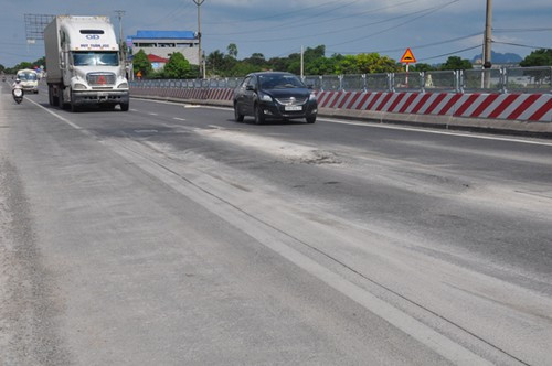 QL 18 có nhiều đoạn thi công không đảm bảo chất lượng. Ảnh: Giao thông Vận tải