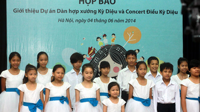Hợp xướng Kỳ diệu biểu diễn ra mắt báo giới. Ảnh: BTC cung cấp