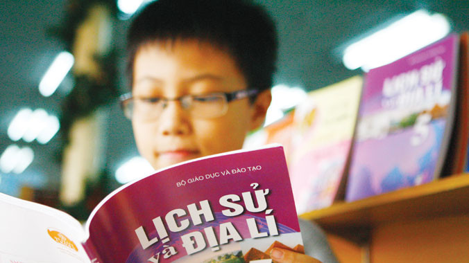 Bộ trưởng Phạm Vũ Luận cho rằng, con số 34 nghìn tỷ đồng đổi mới chương trình SGK chỉ là lỗi kỹ thuật, không phải vẽ ra để tiêu tiền. Ảnh: hồng vĩnh