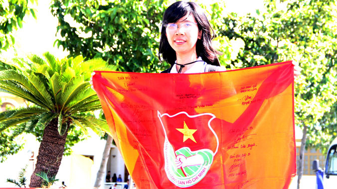 Bí thư đoàn trường ĐH Sư phạm TPHCM Ngọc Cẩm khoe lá cờ Đoàn ghi dấu ấn Trường Sa. Ảnh: Xuân Tùng